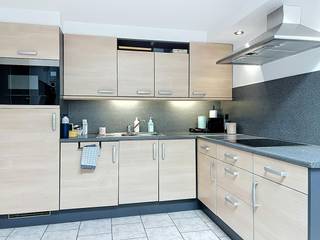 De snelste manier om een bezoek te brengen aan deze woning? Vraag je bezoek aan via de rode knop op onze website (www.dewaele.com) en je wordt gecontacteerd door één van onze verhuurexperten. <br /><br />Hoekwoning te Ledegem met 2 slaapkamers, zongerichte tuin en garage.<br /><br />De woning heeft volgende indeling:<br /><br />- Living met eet- en salongedeelte <br />- Leefkeuken voorzien van fornuis met dampkap, combi-oven, spoelbak, koelkast en ingemaakte kasten <br />- Wasplaats met toilet <br />- 2 slaapkamers<br />- Badkamer voorzien van ligbad/douche, spoelbak, ingemaakte kasten en toilet <br />- Garage <br />- Kelder<br />- Tuin met tuinhuis en vijver<br /><br />Extra kenmerken:<br />- Lichtrijk en instapklaar <br />- Zonnepanelen aanwezig<br />- Aparte garage<br />- Centraal gelegen nabij openbaar vervoer, winkels, scholen,...<br /><br />Ben jij geïnteresseerd in deze woning te huur in Ledegem? Aarzel dan niet ons te contacteren.<br /><br />