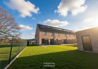 <p><span>Ligging<br /></span><span>In een rustige, kleinschalige woonwijk in het charmante Oosteeklo vind je deze uitzonderlijke nieuwbouwwoning. <br />Een plek waar stilte en woonkwaliteit elkaar ontmoeten, en waar je elke dag thuiskomt in een omgeving die geborgenheid uitstraalt. <br />Dankzij de doordachte oriëntatie geniet je hier optimaal van licht, zon en privacy.<br /><br /></span><span>Prachtige woning in landelijke stijl met 5 slaapkamers<br /></span><span>Deze stijlvolle nieuwbouwwoning in pastorijstijl combineert tijdloze architectuur met vooruitstrevend wooncomfort. <br />Met een bijzonder ruime bewoonbare oppervlakte en maar liefst vijf volwaardige slaapkamers is dit een thuis die meegroeit met uw verhaal.<br />De lichtrijke leefruimte vormt het hart van de woning en vloeit naadloos over in de open, moderne keuken.<br />Ook de badkamer werd hedendaags en kwalitatief ingericht, met zowel een bad als een inloopdouche. <br />De inpandige garage met geïntegreerde wasplaats zorgt voor extra praktisch comfort.<br /><br />Op vlak van energie kiest deze woning resoluut voor de toekomst: vloerverwarming, zonnepanelen, een geothermische warmtepomp, ventilatiesysteem C en passieve koeling in alle ruimtes.<br />Buiten geniet je van een goed georiënteerd terras en een mooie tuinoppervlakte. <br />De tuin wordt nog aangelegd, zodat je deze zomer kan genieten van het buitenleven. <br />Daarnaast beschikt de woning over een oprit én een inpandige garage.<br /><br />Indeling<br />Inkomhal met apart gastentoilet, lichtrijke leefruimte met open geïnstalleerde keuken, inpandige garage met wasplaats, vijf volwaardige slaapkamers, moderne badkamer met bad en inloopdouche, terras en tuin.<br /><br />A place for happy<br /><br /></span><span>Troeven<br /></span><span>/ op wandelafstand van het dorp en dichtbij invalswegen richting kust, Antwerpen, Gent en Brugge<br /><br /></span></p>