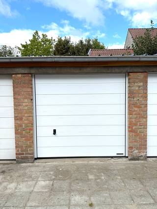 Bovengrondse garagebox gelegen in garagecomplex te Boudewijn Ravestraat (achterliggend nummer 20), Brugge centrum.Afsluitbare garagebox met NIEUWE...