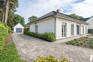 <p><strong>Rustig en residentieel wonen in een prachtige, bosrijke omgeving met maximale privacy!</strong></p>
<p>Op een uitzonderlijk mooi perceel van <strong>1.599 m²</strong>, midden in een groene en residentiële omgeving van Keerbergen, bevindt zich deze <strong>instapklare vrijstaande villa met een bewoonbare oppervlakte van ca. 223 m²</strong>. Deze eigendom combineert rust, ruimte en comfort met een prachtige, volledig aangelegde tuin, een vrijstaande garage en een zwembad. Dankzij de groene omgeving en de optimale privacy geniet u hier dagelijks van een heerlijk vakantiegevoel. Een absolute troef is de <strong>volledig gelijkvloerse woonindeling</strong>. Alle belangrijke leefruimtes bevinden zich op het gelijkvloers, waardoor deze woning niet alleen ideaal is voor gezinnen, maar ook voor wie comfortabel en toekomstgericht wil wonen zonder dagelijks trappen te moeten nemen.</p>
<p><strong>INDELING Gelijkvloers:</strong><br />Via de verzorgde voortuin en de automatische toegangspoort bereikt u deze charmante villa.<br />De inkomhal geeft toegang tot de verschillende leefruimtes. De ruime en lichtrijke woonkamer vormt samen met de gezellige eetplaats het hart van de woning. Dankzij de grote raampartijen geniet u hier van een aangename lichtinval en een prachtig zicht op de groene omgeving.Aansluitend bevindt zich de keuken, die praktisch is ingericht en in verbinding staat met de eetruimte. <br />Verder beschikt de woning over een afzonderlijke wasruimte en de nodige bergruimte.<br />Het nachtgedeelte omvat drie slaapkamers en een comfortabele badkamer met zowel een ligbad als een douche.<br />Een van de slaapkamers kan perfect worden ingericht als bureauruimte, ideaal voor thuiswerkers of wie nood heeft aan een afzonderlijke werkplek. Dankzij de praktische gelijkvloerse indeling geniet u hier van optimaal wooncomfort, zonder dagelijks trappen te moeten nemen.</p>
<p><strong>Verdieping</strong>:<br />Via een vaste trap bereikt u de ruime zolderverdieping, die momenteel gedeeltelijk is ingericht en gedeeltelijk dienstdoet als opbergruimte.<br />Deze verdieping biedt interessante mogelijkheden en kan, mits de nodige afwerking, bijvoorbeeld worden ingericht als een extra slaapkamer, hobbyruimte of polyvalente ruimte. Zo kan u ervoor kiezen om een van de slaapkamers op het gelijkvloers als bureau te gebruiken, terwijl de zolderverdieping bijkomende slaapruimte biedt.</p>
<p><strong>Kelder:</strong><br />De woning beschikt eveneens over een praktische kelderruimte, ideaal voor extra opslag.</p>
<p><strong>Tuin en buitenruimte:<br /></strong>De prachtig aangelegde tuin vormt zonder twijfel een van de grootste troeven van deze eigendom.<br />Het volledig afgesloten perceel biedt een uitzonderlijk gevoel van rust en privacy. De volwassen bomen, groene beplanting en verzorgde tuinaanleg creëren een bijzonder aangename en natuurlijke omgeving.<br />Op het ruime terras kunt u in alle rust genieten van het buitenleven. Het aangelegde zwembad zorgt tijdens de warmere maanden voor extra ontspanning en maakt het vakantiegevoel compleet.<br />Daarnaast beschikt de eigendom over een vrijstaande garage, gebouwd in 2005, en een ruime oprit met automatische toegangspoort.</p>
<p><strong>Ligging: <br /></strong>Deze villa is gelegen in een <strong>bijzonder rustige en residentiële straat in Keerbergen</strong>, omgeven door groen en prachtige bosrijke natuur.<br />De ligging biedt een ideale combinatie van rust, privacy en bereikbaarheid. <br />Hier geniet u van een groene woonomgeving, terwijl het centrum van Keerbergen met zijn winkels, horeca en dagelijkse voorzieningen zich op slechts enkele minuten bevindt. Ook Bonheiden, Haacht, Mechelen en Leuven zijn vlot bereikbaar.</p>
<p><strong>Bent u op zoek naar een instapklare villa waar gelijkvloers wooncomfort, een prachtige tuin, een zwembad en een uitzonderlijk rustige ligging samenkomen? Dan is deze eigendom absoluut een bezoek waard!</strong></p>