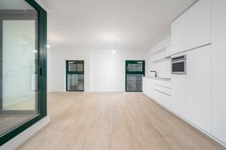 Afgewerkt nieuwbouwappartement centrum Kortrijk <br /><br />Uitstekend gelegen en afgewerkt nieuwbouwappartement aan het Schouwburgplein te Kortrijk in het volle centrum. Op amper 150m van het station en wandelafstand van de Grote Markt.<br /><br />Appartement met 1 slaapkamer voorzien van een lichtrijke woonkamer met een aangrenzend terras, keuken, berging, apart toilet en badkamer met inloopdouche. De keuken is volledig uitgerust met een koelkast, combi-oven, vaatwas, inductiekookplaat en dampkap. Het terras is zuidwest georiënteerd.<br /><br />Ideale parkeergelegenheid voor de deur met de ondergrondse parking "schouwburg" waar men kan beschikken over een gratis nachtabonnement of een voordelig bewonersabonnement.<br /><br />Meer weten? Neem contact op met Louise via louise@immo-lys.be<br /> 