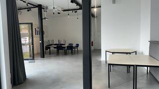 Op zoek naar een instapklaar kantoor op een vlot bereikbare locatie? Ontdek dit <strong>ruime kantoor (103 m²) </strong>gelegen achteraan in het HUB Business Centrum te Temse.<br />Het kantoor is <strong>onmiddellijk beschikbaar</strong> en biedt alle comfort voor een aangename werkomgeving.<br /><br /><u><strong>Indeling en voorzieningen:</strong></u><br />Ingerichte keuken<br />Berging<br />2 aparte toiletten<br />Beamer aanwezig<br />Mogelijkheid tot gemeubelde huur<br />EPC label B <br /><br /><u><strong>Praktisch:</strong></u><br />Huurprijs: €900/maand<br />Forfaitaire onkosten: €250/maand <em>(deze onkosten omvatten: verbruik nutsvoorzieningen (elektriciteit, water, airco &amp; verwarming), gebruik van parkeerplaats, internet (wifi op beveiligd netwerk), camerabewaking, eén telefonielijn met toestel, bestickering van de deur, logo in de doorgang en brievenbus en afvalverwerking).</em><br /><br />Interesse of een bezoek plannen?<br />Mail naar cvg@claves.be of bel 03/502.98.74.