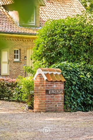Deze vrijstaande villa bevindt zich in een woonpark op een bijzonder groene en bosrijke locatie nabij het Kraenepoel in Aalter. Met een bewoonbare oppervlakte van 314m² en een perceel van ongeveer 2.224 m² biedt deze eigendom een aangenaam gevoel van ruimte, privacy en rust.<br />De eigendom ligt in een doodlopende straat, dus extra veilig voor gezinnen met kinderen. <br /><br />De woning wordt omgeven door een verzorgd aangelegde tuin met terras, volwassen beplanting en toch voldoende inval van de zon. De gegeerde ligging nabij het Kraenepoel combineert een uitzonderlijk natuurlijk kader met een vlotte bereikbaarheid. <br /><br />De villa beschikt over houten schrijnwerk met dubbele beglazing en wordt verwarmd met een stookolieketel. Op energetisch vlak scoort de woning een EPC 'C', dus geen renovatieplicht, desondanks biedt de woning nog mogelijkheden tot verdere optimalisatie, onder meer wat betreft de isolatie van het dak.<br /><br />Een bijzondere meerwaarde vormt het ruime bijgebouw met atelier en opslagruimte. Deze ruimte leent zich uitstekend voor het stallen van oldtimers, het uitoefenen van een hobby of het creëren van een professionele werk- of opslagplaats. Daarnaast is er nog een afzonderlijk tuinhuis aanwezig.<br /><br />De eigendom beschikt over een eigen boorput voor de watervoorziening.