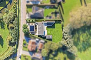 Deze ruime villa met een aparte praktijkruimte en extra bijgebouw is gelegen op rustige ligging te koop in Sint-Baafs-Vijve. De woning beschikt over 4 kamers en lichtrijke leefruimtes op een perceeloppervlakte van ca. 1.448m².<br /><br />De aparte praktijkruimte (gebouw vooraan) is op heden ingericht als een kiné. Het bijgebouw (achteraan de woning) kan gebruikt worden als hobbyruimte, gastenverblijf, atelier, etc. <br /><br />INDELING<br /><br />- Praktijkruimte (vooraan de woning)<br />oppervlakte van ca. 100m²<br />extra parking<br /><br />- Woning:<br />inkomhal - apart toilet - eetkamer en leefruimte met veel lichtinval  - prachtig open keuken (microgolfoven, oven, kookplaten, vaatwas, spoelbak, frigo) - dressing - berging 1 - berging 2 - bureauruimte - 4 slaapkamers - badkamer (ligbad, dubbel lavabomeubel en toilet) - wasplaats - zuidwest gerichte tuin met tuinhuis - aangenaam terras - 2 garages met parking<br /><br />- Extra bijgebouw: <br />volledig onderkelderd<br />inrichten als hobbyruimte, gastenverblijf, atelier, poolhouse<br /><br /><br />TROEVEN<br /><br />- 18 zonnepanelen<br />- Praktijkruimte<br />- Lichtrijk bijgebouw<br />- CV op stookolie<br />- Zuidwest gerichte tuin<br />- Veel parkeermogelijkheden<br />- Nabij invalswegen<br /><br />Indien u op zoek bent naar een prachtige eigendom in Sint-Baafs-Vijve op gunstige ligging, maak dan zeker uw afspraak voor deze woning te koop.<br /><br />Bestuursmaatregelen in het maatregelenregister: nee