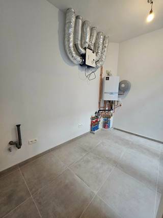 Bent u op zoek naar een stijlvol, ruim en volledig gerenoveerd appartement in het bruisende centrum van Oostende? Dan is dit prachtige appartement van ca. 100 m² absoluut een bezoek waard.<br /><br />Gelegen op een toplocatie, op wandelafstand van de winkelstraten, de jachthaven, het station en het strand, geniet u hier van alle troeven die Oostende te bieden heeft.<br /><br />Het appartement werd eind 2025 volledig en kwalitatief gerenoveerd met oog voor detail, comfort en hedendaagse afwerking. De lichtrijke leefruimte met hoge plafonds en grote raampartijen creëert een aangenaam open gevoel en biedt een prachtig uitzicht op het Petrus & Paulusplein.<br /><br />De moderne open keuken met stijlvol kookeiland vormt het hart van het appartement en sluit perfect aan op de leefruimte — ideaal voor gezellige avonden met familie of vrienden.<br /><br />Indeling:<br /><br />→ Ruime inkomhal<br />→ Lichtrijke leefruimte<br />→ Open keuken met eiland<br />→ 3 volwaardige slaapkamers<br />→ Moderne badkamer<br />→ Apart toilet<br />→ Grote berging/wasruimte<br />->lage kosten (geen lift of syndicus, ki:751€)<br /><br /><br />✔ Volledig gerenoveerd eind 2025<br />✔ Energiezuinig met EPC-score B<br />✔ Instapklaar vanaf augustus <br />✔ Centrale ligging<br />✔ Veel lichtinval en ruimtegevoel<br />✔ Ideaal als gezinswoning, tweede verblijf of investering<br /><br />Een unieke kans om stijlvol en zorgeloos te wonen in het hart van Oostende.<br /><br />Contacteer ons vandaag nog voor een bezoek en ontdek zelf de charme van dit prachtige appartement.