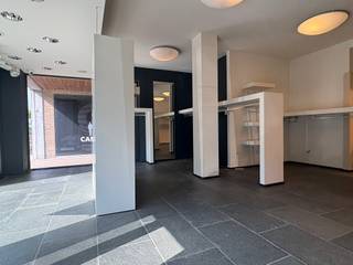 <p>Op de drukke Kortrijkstraat in het centrum van Deinze bevindt zich dit goed gelegen handelspand. <br />Dankzij de sterke passage en visibiliteit is dit de ideale locatie voor wie een zaak wil uitbaten met maximale zichtbaarheid.</p><p>De winkelruimte van 96m² biedt voldoende plaats om uw producten overzichtelijk te presenteren. <br />Achter de kassaruimte bevindt zich een ruime opslagzone van ca.14m², ideaal voor voorraad en logistieke doeleinden. <br />Het pand is praktisch ingericht met twee paskamers en een toilet, wat zorgt voor extra comfort.</p><p>Bovendien beschikt het over private parkeerplaats, zodat u altijd kunnen vlot kan parkeren. <br />Een commerciële toplocatie voor ondernemers die op zoek zijn naar zichtbaarheid, bereikbaarheid en ruimte in het hart van Deinze.</p><p>Syndic € 75</p>