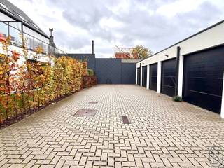 Garagebox te koop in <strong>Residentie Amelia – Sint-Baafs-Vijve</strong><br /><br />Ontdek deze perfect onderhouden garagebox in de recente Residentie Amelia, gelegen aan de Rijksweg 40 te Sint-Baafs-Vijve.<br />De garage is vlot toegankelijk en biedt voldoende ruimte voor het veilig stallen van een wagen, motorfiets of voor extra opslag.<br /><br />Extra troef: de garage is uitgerust met een <strong>alarmsysteem</strong>, wat zorgt voor extra beveiliging van uw eigendom. Ideaal voor wie op zoek is naar een <strong>veilige parkeer- of opslagplaats op een centrale locatie</strong> in Sint-Baafs-Vijve.<br /><br />Interesse? IMMO BEGUIN: info@immobeguin.be
