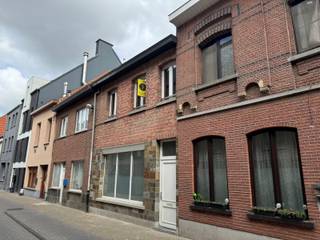 <p>Deze gezellige en centraal gelegen woning in het centrum van Temse werd recent gerenoveerd. De woning beschikt op het gelijkvloers over een inkomhal, een lichtrijke woonkamer, een nieuwe ingerichte keuken met aansluitend een gerenoveerde badkamer met dubbele lavabo, inloopdouche en toilet.</p>
<p>Op de 1<sup>e</sup> verdieping vindt u 3 ruime slaapkamers en er is tevens een vaste trap naar de zolder aanwezig.</p>
<p>Verder beschikt de woning over een gezellig terras, een berging met plaats voor wasmachine en droogkast en een kelder. EPC label C. Onmiddellijk beschikbaar. Huurprijs € 950/maand.</p>
<p>Centraal gelegen, op wandelafstand van winkels, scholen en openbaar vervoer.</p>