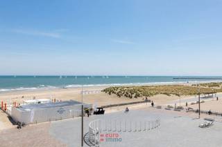 Cet immeuble est situé sur la place Léopold, récemment réaménagée et piétonne, et offre depuis le salon une vue latérale sur la mer ainsi qu'une vue imprenable sur l'église Saint-Bernard !<br /><br />L'appartement a été en grande partie rénové et comprend un vaste salon très lumineux ; une chambre à l'avant ; une cuisine équipée avec terrasse à l'arrière ; une salle de bains avec baignoire/douche, toilettes et lavabo ; une chambre à l'arrière. Au rez-de-chaussée, une cave est à votre disposition pour ranger votre matériel de plage. CPE : 163 (Label B). <br /><br />Vous avez la possibilité d'acheter un garage sous la place Léopold moyennant un supplément.<br /> 