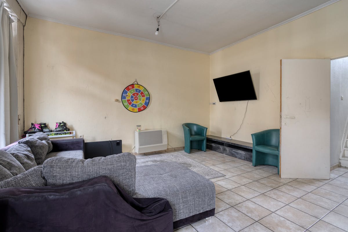Een ruim huis vol potentieel te koop in Izegem - foto 4