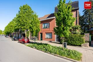 <p>Deze karaktervolle, instapklare woning is gunstig gelegen met een vlotte verbinding naar het centrum van Gent en de belangrijkste invalswegen. Het centrum van Gent bereikt u na slechts 10 minuten fietsen. In de directe omgeving vindt u winkels, openbaar vervoer en andere voorzieningen op korte afstand. Een aangename ligging waar bereikbaarheid en rust harmonieus samenkomen.<br /><br />Bij het betreden van de woning valt meteen de ruime inkomhal op. Vanuit deze hal heeft u toegang tot de gezellige leef- en eetruimte. Verder bevindt zich op het gelijkvloers nog de keuken en een apart wc. <br /><br />Op de eerste verdieping bevinden zich twee ruime slaapkamers, beide met veel natuurlijke lichtinval. Daarnaast vindt u op deze verdieping ook de badkamer en een wc.<br /><br />Verder beschikt de woning over een ruime zolder, ideaal als extra bergruimte of perfect in te richten als derde slaapkamer.<br /><br />Een absolute troef van deze woning is de gezellige, groene tuin waar u volledig tot rust kunt komen. Ook bij minder goed weer kunt u dankzij de veranda volop van de tuin genieten.<br /><br />Woning vrij bij akte.<br /><br />Bel Top Vastgoed voor een bezoek op 0475 700 700.</p>