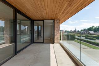 <p><strong>Ruim en energiezuinig nieuwbouw appartement (119 m²) met terras in het centrum van Brecht.<br />Verkoop onder registratierechten (mogelijk 2% bij voorwaarden)!<br /></strong>Dit nieuw appartement op de 1e verdieping (met lift) is centraal gelegen in het hart van Brecht, op wandelafstand van winkels en openbaar vervoer. Zowel het treinstation Noorderkempen als de oprit van de E19 bevinden zich op korte afstand.<br /><strong>Indeling:</strong><br />Inkomhal met apart toilet. De gezellige leefruimte van maar liefst 57m² omvat een zithoek, eetplaats en open keuken, allemaal op een stijlvolle parketvloer. De keuken is volledig uitgerust met hoogwaardige materialen en toestellen. Er zijn 2 slaapkamers (4 × 3,4 m en 3,38 × 2,8 m), met mogelijkheid tot het creëren van een derde kamer (momenteel ingericht als bureauhoek). Twee badkamers, waarvan één ensuite bij de hoofdslaapkamer, en een wasberging. Via het grote schuifraam in de leefruimte bereik je het aangename, overdekte terras.<br /><br /><strong>Extra troeven:<br /></strong>- Energiezuinige BEN-woning<br />- Geothermische warmtepomp en zonnepanelen<br />- Hoogwaardige en duurzame materialen<br />- Groot overdekt terras 17m²<br /><br /><strong>Verplicht bij aan te kopen (niet inbegrepen in de vraagprijs):<br /></strong>Privatieve kelderberging: € 6.000<br />Overdekte autostaanplaats onder een carport (nr. 10) met voorziening voor laadpaal: € 15.000 <br /><br /></p>