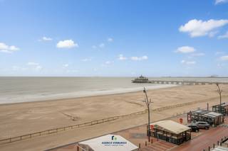 Op de vierde verdieping van de residentie Chateau Val Rose vind je dit appartement met twee slaapkamers, pal op de Zeedijk van Blankenberge. Vanuit...