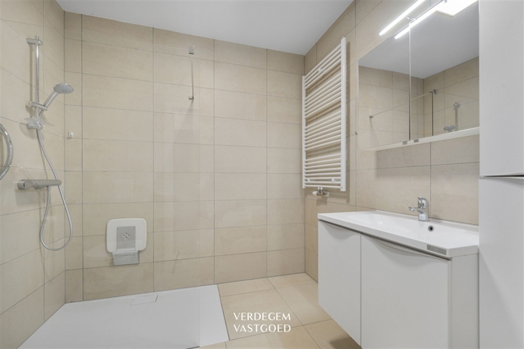 Comfortabel wonen met extra service: gelijkvloers assistentie-appartement met autostaanplaats - foto 4