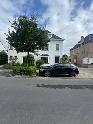 Deze half open bebouwing  met voor- en achtertuin is gerenoveerd met hoogwaardige materialen!! Rustig gelegen nabij het marktplein! Op een boogscheut van winkels, openbaar vervoer, scholen, ... Indeling; inkomhal, mooie riante woonkamer met veel lichtinval en airco, eetkamer met veel lichtinval, geïnstalleerde keuken, berging, aparte toilet. 1ste verdieping; 2 ruime slaapkamers met airco, badkamer met dubbele spoeltafel en grote inloopdouche, extra badkamer met bad. Kelder voorzien. Dak GEÏSOLEERD! Dubbele beglazing aanwezig. Mooie tuin met tuinberging! Garage voorzien. Elektriciteit CONFORM!!  Opp 279m². Voor meer informatie of vrijblijvend plaatsbezoek 0488/60.05.07