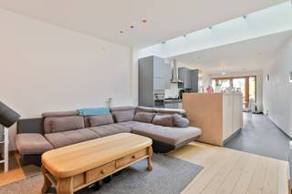 <strong><span>IN OPTIE – Deze woning bevindt zich momenteel in optie. Nieuwe bezoeken kunnen daarom niet meer worden ingepland.</span></strong><br /><br />Deze gezellig woning met 3 slaapkamers ligt op 5 minuten wandelafstand van het centrum van het bruisende Kontich.<br /><br />De leefruimte (zitkamer, keuken en eetkamer) is één grote ruimte van maar liefst 50m2!<br /><br />We komen de woning binnen in de inkomhal met apart gastentoilet met een lavabo. Vanuit de inkomhal kunnen we ook naar de zeer praktisch ingerichte DROGE KELDER met aansluiting voor wasmachine en droogkast en extra bergplaats.<br /><br />Achter de inkomhal komen we in de lichte leefruimte, dit dankzij het aangename daglichtinval door de koepels van het dak en de grote raampartij achteraan de woning. De zitkamer, keuken en eetkamer zijn mooi met elkaar geïntegreerd en vormen één geheel.<br />De KEUKEN is volledig geïnstalleerd, een echte droom voor elke keukenprins(es)! Vanuit de eetkamer hebben we zicht op en toegang tot het aangenaam terras en diepe ZUID-WEST TUIN van maar liefst 245m2.<br /><br />Vooraan de woning is ook nog een bureauruimte die het toelaat om een gezellig familieleven te leiden.<br /><br />Via de open trap in de zitkamer bereiken we het eerste verdiep met ruime slaapkamer vooraan. De BADKAMER is achteraan gelegen en heeft een ligbad, 2 lavabo’s en een toilet.<br /><br />Op de 2de verdieping, onder schuin dak, vinden we nog 2 ruime slaapkamers op kurkvloer met veluxramen met verduisteringsgordijnen.<br /><br />Praktisch ook is de bergzolder in de nok van het dak.<br /><br />EPC : 225 kWh/m2 (Label C)<br />Beschikbaar vanaf 01 september 2026
