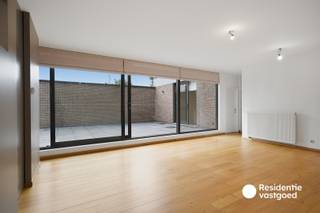 Kijkdag op zaterdag 5 september tussen 14u en 16u - op afspraak!<br />Op de eerste verdieping van een kleinschalige residentie uit 2006, met lift, geniet u van dit lichtrijke appartement van 90 m² op een absolute topligging: in het hart van Brugge, direct aan het Koningin Astridpark! De ruime leefruimte met parketvloer geeft toegang tot een uitzonderlijk terras van 46 m² (zuidoost gericht) met prachtig zicht op de Magdalenakerk. De praktische keuken is voorzien van alle toestellen en biedt de mogelijkheid tot een open keuken. Twee slaapkamers met parketvloer, een comfortabele badkamer met ligbad, douche en dubbele lavabo, een apart toilet en een handige berging met wasaansluiting vervolledigen de indeling.<br />Extra troeven: EPC-label B (191 kWh/m²/jaar – geen renovatieplicht), recente Vaillant-gasketel (2025), aluminium schrijnwerk met HR-beglazing, centrale verwarming op gas, conforme elektriciteitskeuring en een gemeenschappelijke fietsenberging. De ondergrondse autostaanplaats (inbegrepen in de prijs) is een bijzonder gegeerde troef op deze centrale ligging! Een ideaal appartement voor wie comfortabel, centraal en met veel buitenruimte wil wonen in Brugge.<br />De vermelde prijs is een richtprijs. Elk bod hoger of lager dan de vermelde prijs wordt overgemaakt aan de eigenaar die zich het recht voorbehoudt om dit al dan niet te aanvaarden. Ref. BR00577