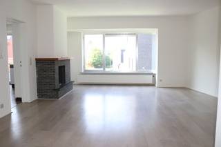 <p><span>RUIM EN GEZELLIG APPARTEMENT 103M² MET 2 SLAAPKAMERS, TERRAS EN BINNENAUTOSTAANPLAATS<br />2de verdieping - centrale ligging in centrum nabij Dorpshart en station met vlotte bereikbaarheid via N16, A12 en N17</span></p><p><span> </span></p><p><span>Inkomhal / living met eetplaats (38m²) / half-ingerichte keuken met eethoek en toegang tot balkon / recent vernieuwde badkamer met wastafel, inloopdouche en wc / 2 ruime slaapkamers (17m²; 14m²) waarvan 1 met toegang tot terras (5m²) (met berging).</span></p><p><span>Ruime berging op gelijkvloers / binnenautostaanplaats.</span></p><p><span> </span></p><p><span>Appartement is recent volledig geschilderd.</span></p><p><span> </span></p><p><span>Lasten: € 35 / maand.</span></p><p><span> </span></p><p><span>Appartement is bewoonbaar door maximaal 3 personen.</span></p><p><span> </span></p>