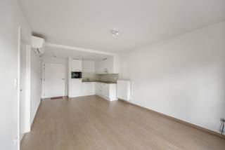 <h3>Volledig gerenoveerde assistentiewoning met zicht op parktuin in Kapellen</h3>
<p>Deze instapklare assistentiewoning, volledig gerenoveerd in 2024, bevindt zich op de eerste verdieping van Residentie Lindenhof, in een groene en rustige omgeving op wandelafstand van het centrum van Kapellen. Dankzij de grote raampartijen geniet het appartement van een aangename lichtinval en een uniek uitzicht op de prachtig aangelegde parktuin. Hier woont u zelfstandig, met de mogelijkheid om gebruik te maken van diverse gemeenschappelijke diensten in een warme, sociale en veilige omgeving.</p>
<p><strong>Indeling van het appartement (ca. 48 m²):</strong></p>
<ul>
<li>
<p>Inkomhal met praktische berging</p>
</li>
<li>
<p>Volledig vernieuwde keuken</p>
</li>
<li>
<p>Lichte woonkamer met toegang tot een gezellig terras met zicht op het groen</p>
</li>
<li>
<p>Ruime slaapkamer met ensuite-badkamer voorzien van lavabo, douche en toilet</p>
</li>
<li>
<p>Airconditioning aanwezig in de woonruimte voor optimaal comfort</p>
</li>
</ul>
<p><strong>Troeven van Residentie Lindenhof:</strong></p>
<ul>
<li>
<p>Permanente 24/24 bijstand via oproepsysteem</p>
</li>
<li>
<p>Crisiszorg en overbruggingszorg beschikbaar</p>
</li>
<li>
<p>Woonassistent ter plaatse</p>
</li>
<li>
<p>Gebruik van gemeenschappelijke ruimtes en dagelijkse koffie/thee in het salon</p>
</li>
<li>
<p>Toegang tot culturele activiteiten en animatie</p>
</li>
<li>
<p>Kapper, manicure, pedicure, kinesitherapie, maaltijdservice, onderhoud en technische dienst beschikbaar op aanvraag</p>
</li>
<li>
<p>Verwarming, koud en warm water, en brandbeveiliging inbegrepen in de basisdiensten</p>
</li>
</ul>
<p>Deze volledig gerenoveerde assistentiewoning uit 2024 biedt modern comfort, rust en een sterk gemeenschapsgevoel op een uitstekende locatie in Kapellen. De aanwezigheid van airco, het mooie uitzicht en de uitgebreide zorgdiensten maken dit een ideale woonoplossing of investering. Het appartement is momenteel <strong>verhuurd.</strong> Contacteer ons gerust voor meer informatie of een bezoek via 03 535 12 75.</p>
<ul>
<li>
<p><strong>BEWOONBARE OPPERVLAKTE:</strong> De vermelde “bewoonbare oppervlakte” is gebaseerd op de “bruikbare vloeroppervlakte” zoals vermeld in het EPC.</p>
</li>
</ul>