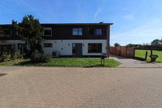 <strong>GERENOVEERDE WONING MET 3 SLAAPKAMERS, TERRAS MET TUIN EN CARPORT.</strong><br /><br /><strong>INDELING</strong><br /><strong>GELIJKVLOERS</strong><br />Inkomhal met trap naar de 1ste verdieping, woonkamer, keuken voorzien van vitro keramische kookplaat, afzuigkap, combi-oven, koelkast en aansluiting voor vaatwasmachine, ruime berging, achterinkom, toiletruimte met handenwasser, berging/wasplaats met uitgietbak, warmtepomp voor de vloerverwarming en warmwater, ventilatiesysteem type D en plaats voor wasmachine en droogkast. 1ste verdieping: overloop, badkamer voorzien van ruime inloopdouche, toilet en badkamermeubel en 3 volwaardige slaapkamers.<br /><br /><strong>BUITEN</strong><br />Voortuin, oprit met terras, tuin en carport met fietsenberging.