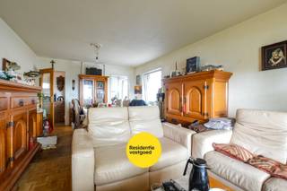 Dit gelijkvloers appartement is gelegen in een rustige fietsstraat in de geliefde buurt Christus-Koning en heeft een bewoonbare oppervlakte van 80 m². Gebouwd in 1970 en volledig vernieuwd in 2020, combineert het moderne afwerkingen met een praktische indeling. De lichtrijke leefruimte is voorzien van een parketvloer en geeft toegang tot de volledig ingerichte keuken. Er zijn 2 ruime slaapkamers en een moderne badkamer met inloopdouche. De garage kan aangekocht worden voor 25.000€. Het appartement is momenteel verhuurd, dus kan ook interessant zijn als investering. EPC: 424 kWh/m² (energielabel E) (Gvg, Wg, Gmo, Gvkr, Gvv) Ref.OU26372<br /><br />Neem voorsprong met een vrijblijvende en gratis schatting van uw eigendom via:<br />http://www.residentievastgoed.be/gratisonlineschatten