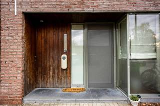 Deze instapklare gezinswoning is gelegen in een rustig woonerf te Aalst. De indeling is als volgt: inkomhal, ruime leefruimte met aansluitend de open keuken, wasplaats/berging en een toilet. Op de verdieping zijn er 4 lichtrijke slaapkamers en een badkamer voorzien van ligbad, wastafel en douche. Buiten is er een leuk terras en een tuin met handige tuinberging. Voor de woning is voldoende parkeergelegenheid. Ideale ligging nabij openbaar vervoer, scholen en aansluiting E40.