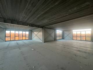 <strong>Nieuwbouwproject te Genk - BEDRIJVENPARK KOMPELLAAN<br /></strong>Bedrijvenpark Kompellaan: 21 moderne KMO-units langsheen de Kompellaan in Genk. Dit complex biedt kleine en middelgrote ondernemingen de perfecte plek om te starten, groeien en te innoveren. Deze units hebben een oppervlakte variërend tussen de 371m² en 752m². Deze oppervlakten bestaan uit een gelijkvloerse een eerste verdieping (kantoren) en een tweede verdieping (woning). Deze oppervlakten zijn exclusief de ruime terassen. Ze beschikken over parkeerplaatsen. De units worden casco opgeleverd. Oplevering voorzien uiterlijk 31/12/2025.<br />*Er zijn ook units beschikbaar die enkel bestaan uit een gelijkvloerse, alsook units die beschikken over een gelijkvloerse met mezzanine. Alle informatie vind je op onze projectwebsite.<br /><br /><strong>KMO-Unit<br /></strong>- oppervlakte: 371m²-752m² (gelijkvloers-mezzanine)<br />- staalstructuur met geïsoleerde wanden en dak<br />- sectionaalpoort 4mbr x 4,2mh<br />- privatieve parkeerplaatsen<br /><br />Prijzen vanaf 369.000,- EUR excl. btw en kosten<br /><br />Voor meer info 011/39 90 50 of info@jansenrealestate.be - https://www.jansenrealestate.be/project-kompellaan/6190088/