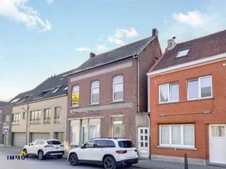 Deze grondig te renoveren woning beschikt op het gelijkvloers over een inkomhal, een woonkamer, keuken met eetplaats, badkamer (douche), wasplaats...