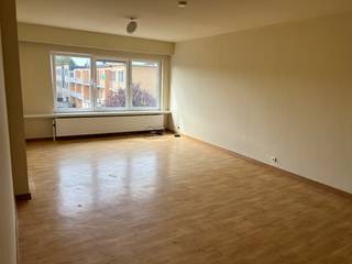 <p>Ruim appartement met 2 slaapkamers en garage te huur in Stabroek</p><p>Berkenlaan 62, 2940 Stabroek</p><p>Dit aangename appartement van ongeveer 85 m² is gelegen op de 3de verdieping en beschikt over een praktische indeling met 2 slaapkamers. Dankzij de garage en extra opbergruimte biedt het appartement bovendien heel wat comfort en bergruimte.</p><p>Indeling en voorzieningen</p><p>* Ruime leefruimte<br />* 2 slaapkamers<br />* Keuken<br />* Badkamer<br />* Aparte ruimte/voorziening voor een wasmachine<br />* Extra opbergruimte<br />* Eigen garage<br />* Gelegen op de 3de verdieping</p><p>Huurprijs</p><p>€920 per maand</p><p>Gemeenschappelijke kosten voor gas en water: €130 per maand</p><p>Totale maandelijkse kost: €1.050</p><p>📍 Adres: Berkenlaan 62, 2940 Stabroek</p>