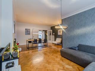 <p><span>Op zoek naar een instapklaar appartement met veel licht en een gezellig terrasje?</span></p><p><span>Dit stijlvolle appartement met 2 slaapkamers ligt op de tweede verdieping van een verzorgd gebouw in het hart van het bruisend Borgerhout. Je woont hier vlak bij het levendige Krugerplein én op een steenworp van het rustige Rivierenhof.  Perfect voor wie houdt van stadsleven én rust!   </span></p><p><span>Je fiets veilig weg zetten?  Optioneel is er een mogelijkheid tot het huren van een fietsenstaanplaats in het achterliggende garagecomplex.</span></p><p><span> </span></p><p><span>Ruimtelijk, gezellig &amp; klaar om in te trekken</span></p><p><span>Je komt binnen in een centrale hal met toegang tot alle ruimtes. Aan de voorzijde ligt de ruime leefruimte van 33 m² met een op maat gemaakte boekenkast en een volledige raampartij over de breedte van de gevel – ideaal voor lichtliefhebbers. De charmante visgraatparketvloer zorgt hier meteen voor een warme sfeer. Aansluitend vind je de eerste slaapkamer, die reeds voorzien is van een ingebouwde kast. </span></p><p><span>Verder in de hal kom je bij de volledig geïnstalleerde keuken. Deze is uitgerust met een composieten werkblad, inductievuur, ingebouwde oven, afwasmachine, koelkast, diepvries én veel kastruimte. Dankzij de glazen deur heb je hier directe toegang tot een rustig gelegen terrasje waar het heerlijk vertoeven is.</span></p><p><span> </span></p><p><span>Badkamer &amp; slaapkamers achteraan</span></p><p><span>In de hal vind je verder nog een apart toilet met handenwasser, een praktische berging met aansluiting voor wasmachine/droogkast en een volledig betegelde badkamer met ligbad, douchewand, lavabo met spiegel, opbergkast en handdoekradiator.  Aan de rustige achterzijde van het gebouw ligt de ruime tweede slaapkamer van 16 m² – een echte plus voor wie graag wat meer rust en ruimte heeft.</span></p><p><span> </span></p><p><span>Hip en groen: wonen in BOHO</span></p><p><span>Met Krugerplein en Rivierenhof om de hoek woon je hier in een van de meest gegeerde buurten van Borgerhout. Hippe bars, gezellige eettentjes en lokale winkels liggen op wandelafstand, net als tram- en bushaltes. Ook het Centraal Station is vlakbij, en met de Ring om de hoek ben je vlot de stad uit. Ideaal voor wie houdt van leven in de stad, met natuur op een boogscheut.</span></p><p><span> </span></p><p><span> </span></p><p><span> </span></p>