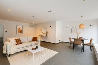 <br />Deze charmante gezinswoning met handelsruimte kreeg in 2022 een grondige vernieuwing en straalt vandaag modern wooncomfort en praktische functionaliteit uit.<br />Een eigendom met tal van troeven — instapklaar, lichtrijk en energiezuinig — perfect voor wie wonen en werken wil combineren.<br /><br /><strong>Indeling</strong><br /><br /><strong>Gelijkvloers:</strong><br />Bij het binnenkomen bevindt zich een handelsgedeelte met aansluitende opslagruimte.<br />Achteraan vind je een ruime, gezellige leefruimte met veel natuurlijke lichtinval, grenzend aan een volledig vernieuwde en uitgeruste open keuken.<br />Daarnaast is er een grote berging met kleine zolder, bereikbaar via een vaste trap, en een apart gastentoilet.<br />Vanuit de leefruimte stap je uit op een prachtig vernieuwd bankirai-terras, met aansluitend een omheinde tuin en praktisch tuinhok.<br />De garage beschikt over een sectionale poort met codebediening.<br /><br /><strong>Verdieping:</strong><br />Op de eerste verdieping bevinden zich drie ruime slaapkamers, allemaal voorzien van nieuwe vloerbekleding en rolluiken.<br />De centraal gelegen badkamer werd stijlvol ingericht met een ligbad, inloopdouche, dubbele wastafel en hangtoilet.<br />Een aparte wasruimte biedt plaats voor wasmachine, droogkast en is uitgerust met een uitgietbak.<br /><br /><strong>Kelder:</strong>
<ul>
<li>Droge kelder, ideaal voor extra bergruimte.</li>
<li>Technische kenmerken en comfort</li>
<li>Elektrische installatie vernieuwd in de handelsruimte en stockageruimte</li>
<li>Dag- en nachttarief aanwezig</li>
<li>Overal LED-inbouwverlichting en airconditioning</li>
<li>Nieuwe PVC-ramen met dubbele beglazing</li>
<li>Dak geïsoleerd</li>
<li>Centrale verwarming op aardgas met nieuwe condensatieketel en gasleidingen</li>
<li>Aansluiting op stadswater</li>
</ul>
<br />Prijs: 239.000€<br />KI: 714€<br />EPC: E <br />Perceel opp: 391m²<br />Bewoonbare opp: 199m²<br /><br />✨ Pluspunten:<br />Recent gerenoveerd – instapklaar – lichtrijke woonruimtes – energiezuinige technieken – praktische indeling – aangename tuin en terras – handelsgedeelte met potentieel<br /><br />Wilt u graag een bezoek inplannen? <br />056 61 11 11 - waregem@demeester.be