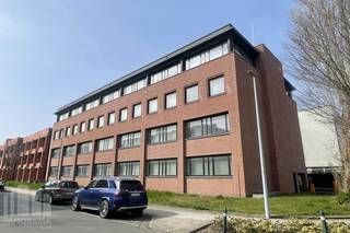 Op een uitstekende en goed bereikbare locatie in Brugge bevindt zich dit imposante kantoorgebouw.<br /><br />Met een totale bruikbare vloeroppervlakte van 2.806 m² over vier royale plateaus, biedt het gebouw een unieke combinatie van oppervlakte, comfort en flexibiliteit. Opsplitsbaar per verdieping vanaf +/- 635 m². <br /><br />De open space kantoorruimte met een oppervlakte van 736 m² is instapklaar en de ruimtes zijn gemakkelijk in te delen zodat u uw kantooromgeving volledig kunt afstemmen op de behoeften van uw noden en uw team. Per verdieping is er een sanitaire ruimte voorzien. <br /><br />Beschikbaar in zowel koop als huur, is dit gebouw een toekomstgerichte oplossing voor bedrijven die willen groeien en zich willen vestigen op een strategische locatie in Brugge.<br /><br />Ondergrondse als bovengrondse parkeermogelijkheden.<br /><br />Contacteer PANORAMA B2B voor bijkomende inlichtingen, plannen of een vrijblijvend plaatsbezoek 0476 215 115.