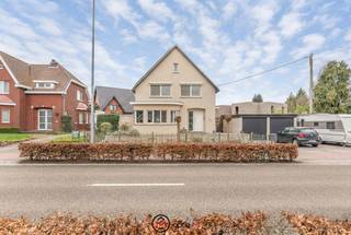 OP EEN PERCEEL VAN 435 M², GELEGEN AAN DE LUMMENSE KIEZEL 15, BEVINDT ZICH DEZE GERENOVEERDE WONING TE KOOP IN HASSELT.Je woont hier op een vlot...