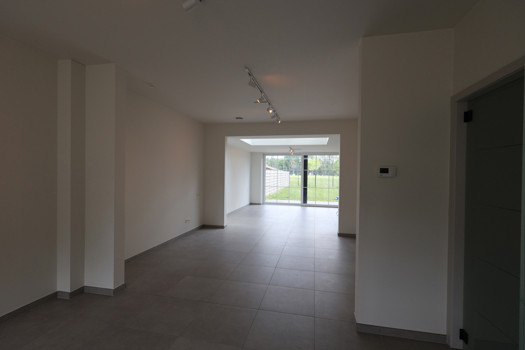 Een ruime nieuwbouwwoning met 3 slaapkamers, terras, tuin en garage.  - foto 3