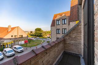 Appartement lumineux de 2 chambres avec 2 balcons et garage à Torhout<br /><br />Ce spacieux et lumineux appartement bénéficie d'une situation centrale à Torhout, à proximité de la gare et du centre-ville. Les commerces, écoles, transports en commun et autres commodités du quotidien se trouvent à proximité. Les principaux axes routiers sont également facilement accessibles.<br /><br />Grâce à ses grandes baies vitrées, le vaste séjour bénéficie d'une belle luminosité naturelle et offre suffisamment d'espace pour aménager à la fois un coin salon confortable et une salle à manger.<br /><br />La cuisine spacieuse et fonctionnelle dispose de nombreux rangements et est équipée d'un four encastré, d'une plaque à induction et d'un double évier. À côté de la cuisine se trouve un débarras/buanderie séparé, idéal pour du rangement supplémentaire et pour y installer notamment une machine à laver.<br /><br />L'appartement comprend également deux chambres spacieuses ainsi qu'une salle de bains avec baignoire. Les deux balcons offrent d'agréables espaces extérieurs et apportent un confort supplémentaire.<br /><br />L'appartement est situé dans un immeuble équipé d'un ascenseur et dispose également d'un garage privatif. <br /><br />Atouts :<br />✔ Situation centrale à Torhout<br />✔ Séjour spacieux et lumineux<br />✔ Grandes baies vitrées<br />✔ Cuisine pratique et équipée<br />✔ Débarras/buanderie séparé<br />✔ 2 chambres spacieuses<br />✔ Salle de bains avec baignoire<br />✔ 2 balcons<br />✔ Ascenseur dans l'immeuble<br />✔ Garage privatif