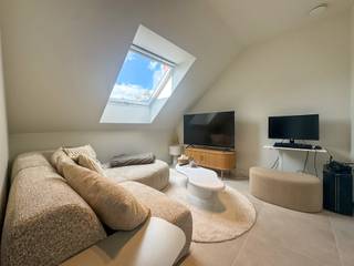 Vandaag nemen we je mee naar een nieuwbouwappartement in de gemeente Bornem. Dit hoogwaardig afgewerkte appartement bevindt zich op een boogscheut van het centrum met alle nodige faciliteiten.<br /><br />We betreden het appartement via de inkomhal die toegang geeft tot de ruime en lichtrijke leefruimte met volledig geïnstalleerde, open keuken. <br />De grote raampartijen in de leefruimte geven toegang tot het ruime terras.<br /><br />Via de nachthal wandelen we door naar een praktische berging en het gastentoilet.<br />Het appartement is voorzien van een mooie slaapkamer en een volledig ingerichte badkamer met inloopdouche in duurzame materialen. <br /><br />De combinatie van alle nieuwste technieken en het EPC A zorgen ervoor dat dit appartement zeer energiezuinig is.<br /><br />Bij het appartement is een autostaanplaats inbegrepen. <br />Fietsen kan je opbergen in de gemeenschappelijke fietsenstalling. <br /><br />Maandelijkse gemeenschappelijke kosten bedragen €75,00.<br /><br />Heb je interesse in dit centraal gelegen nieuwbouwappartement?<br />Contacteer ons gerust via bryann@julimmo.be of 0492 86 51 03.