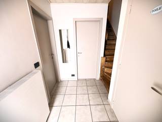 <p>Ruime en verzorgde gezinswoning, ideaal gelegen nabij het centrum, winkels en belangrijke uitvalswegen.</p>

<p>Deze woning beschikt over een lichtrijke leefruimte met gashaard, een volledig uitgeruste handgemaakte keuken, een praktische berging/wasplaats, 3 slaapkamers (met mogelijkheid tot een 4e) en een badkamer met douche, wastafel en toilet.</p>

<p>Extra comfort wordt geboden dankzij airconditioning op beide verdiepingen, automatische screens en vliegenramen doorheen de woning.</p>

<p>Buiten geniet u van een aangename tuin met prachtige zwemvijver. Daarnaast is er de mogelijkheid om een garage aan te kopen.</p>

<p>Een ideale woning voor gezinnen die op zoek zijn naar ruimte, comfort en een uitstekende bereikbaarheid.</p>

<p><strong>Contacteer ons voor een bezoek!</strong></p>

<p><strong>Troeven:</strong></p>

<ul><li><strong>3 slaapkamers (mogelijkheid tot 4)</strong></li><li><strong>Badkamer met douche, wastafel en toilet</strong></li><li><strong>Lichtrijke leefruimte met gashaard</strong></li><li><strong>Volledig uitgeruste handgemaakte keuken</strong></li><li><strong>Berging/wasplaats</strong></li><li><strong>Airco op beide verdiepingen</strong></li><li><strong>Automatische screens en vliegenramen</strong></li><li><strong>Tuin met zwemvijver</strong></li><li><strong>Centrale ligging nabij centrum en winkels</strong></li><li><strong>Vlotte verbinding naar uitvalswegen</strong></li><li><strong>Mogelijkheid tot aankoop van garage</strong></li></ul>