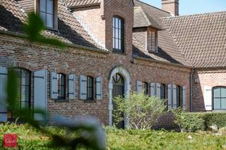 Inkomhal, living in parket met open haard, vernieuwde leefkeuken met eethoek en dagelijkse tv-kamer, wasplaats, 4 slaapkamers (waarvan 3 op...