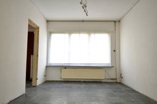 In een rustige straat, op een gunstige ligging nabij winkels, scholen, openbaar vervoer en andere voorzieningen, bevindt zich deze woning met heel wat mogelijkheden.<br />Dankzij de vlotte verbinding naar belangrijke invalswegen combineert deze woning rustig wonen met een uitstekende bereikbaarheid.<br /><br />Indeling als volgt:<br />Bij het binnenkomen kom je terecht in de inkomhal, die toegang biedt tot een ruime open plaats die je volledig naar eigen smaak kunt inrichten. Hier creëer je met wat visie en renovatiewerken een gezellige leefruimte met open keuken, een polyvalente ruimte (bureau, hobbykamer, ...) en apart sanitair.<br /><br />Op de eerste verdieping bevinden zich 3 slaapkamers en een badkamer, uitgerust met een douche, lavabo en toilet.<br />Ook de zolder biedt tal van mogelijkheden en kan dus extra ruimte creëren volgens jouw wensen en behoeften.<br /><br />Achteraan de woning bevindt zich een aangename, zonnige tuin waar je in alle rust kunt genieten van het buitenleven. Dankzij de aanwezige tuinberging beschik je bovendien over extra praktische opbergruimte.<br /><br />Verder beschikt de woning ook nog over een kelder.<br /><br />Ben je op zoek naar een renovatieproject dat je volledig naar je eigen hand kunt zetten?<br />Dan is dit misschien wel de ideale opportuniteit!<br /><br />Onze ref. DEV5247