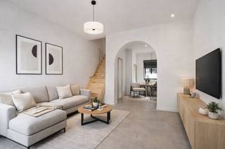 Te koop: Verder af te werken woning in de Roskotstraat, Zele, gelegen in een rustige residentiële omgeving.<br /><br />Deze woning biedt een solide basis dankzij reeds vernieuwde elementen zoals dak, ramen, pleisterwerk, vloeren en leidingen. U kan het interieur verder afwerken naar eigen smaak en bovendien een gezellige tuin creëren. Met drie mooie slaapkamers is dit een ideale gezinswoning op een centrale locatie.<br /><br />Troeven:<br />• Reeds vernieuwd dak, ramen, pleisterwerk, vloeren en leidingen<br />• Mogelijkheid tot afwerking naar eigen smaak en aanleg van tuin<br />• Drie mooie slaapkamers<br />• Asbestvrij<br /><br />Belangrijkste ruimtes:<br />• Woonkamer (25 m²) met aangename lichtinval<br />• Keuken (7 m²) klaar voor afwerking<br />• Slaapkamer (8 m²) <br />• Slaapkamer (15 m²) <br />• Slaapkamer (27 m²) <br />• Badkamer (4 m²) functionele indeling<br />• Inkomhal (4 m²) en nachthal (5 m²) als verbindende ruimtes<br /><br />Neem vandaag nog contact op met je ERA-makelaar voor een bezoek.<br /><br />JOUW DROOMHUIS. ZO GEVONDEN!