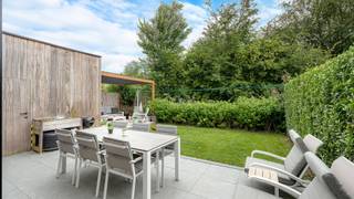 In een rustige en aantrekkelijke verkaveling in het hart van Moerkerke bevindt zich deze recente, perfect onderhouden woning. Dankzij haar energiezuinige karakter, doordachte indeling en kwalitatieve afwerking vormt deze eigendom de ideale thuis voor gezinnen die op zoek zijn naar comfort en woonkwaliteit.<br /><br />Indeling : de inkomhal met ingemaakte kast en een gastentoilet. De lichtrijke leefruimte sluit naadloos aan op de open, volledig ingerichte keuken, die beschikt over alle hedendaagse comfort. Aansluitend bevindt zich een praktische berging/wasplaats met extra opbergruimte. Vanuit de keuken heeft u rechtstreeks toegang tot de westgerichte tuin waar u kunt genieten van de namiddag- en avondzon. Het terras en de tuinberging maken het buitengebeuren compleet.<br /><br />Op de eerste verdieping bevinden zich drie volwaardige slaapkamers, waarvan één uitgerust is met een inloopkast en airconditioning. Verder vindt u er een volledig ingerichte badkamer met ligbad, inloopdouche en wastafelmeubel, evenals een afzonderlijk toilet. De ruime bergzolder biedt bovendien heel wat extra stockageplaats.<br /><br />Extra troeven zijn de carport met bijkomende autostaanplaatsen , maar liefst 18 zonnepanelen met thuisbatterij, een conforme elektrische installatie en het uitstekende EPC-label A. <br />Kortom, een instapklare woning waar energiezuinig wonen en hedendaags comfort hand in hand gaan.<br /><br />Bezoeken? Graag na afspraak met Willem Cauwels op 050/89.27.70