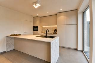 Welkom in de Korenbloemstraat 83, een prachtige nieuwbouwwoning met landelijk zicht in Torhout. De woning geniet van een vlotte verbinding naar Ruddervoorde, Torhout en de autosnelweg, alsook is deze gelegen in nabijheid van scholen en openbaar vervoer.<br /><br />De woning verwelkomt u in de inkomhal met gastentoilet. De leefruimte is lichtrijk en geniet van prachtig zicht op de groene omgeving. Aansluitend is er een kwalitatief afgewerkte keuken voorzien van alle toestellen. Uiterst praktisch is de wasplaats en inpandige garage, ideaal als opbergplaats of om uw wagen veilig te stationeren. Op de eerste verdieping zijn er drie slaapkamers waarvan één met dressing , een apart toilet, een bergruimte/bureau en een ingerichte badkamer voorzien van ligbad, inloopdouche en dubbele lavabo.<br /><br />De buitenomgeving is magnifiek, een netjes aangelegd terras met diepe tuin met zicht op de velden. Alsook is er een oprit om uw wagen te parkeren.<br /><br />Warm geworden van deze energiezuinige woning? Contacteer ons vandaag nog voor meer informatie of een bezoek ter plaatse.<br /><br />Huurprijs: €1.195 - Beschikbaarheid: onmiddelijk
