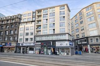 Deze charmante studio is ideaal gelegen op wandelafstand van het Centraal Station van Antwerpen. Dankzij de uiterst centrale ligging bevindt alles zich binnen handbereik: openbaar vervoer, winkels, horeca en het bruisende stadsleven.<br />De studio is gelegen op de 3de verdieping en beschikt over een praktische indeling. Via de inkomhal met ingemaakte kasten én aansluiting voor een wasmachine kom je binnen in de studio. Verder is er een badkamer met douche en toilet, een aparte keuken en een leef- en slaapruimte die uitgeeft op een aangenaam terras aan de voorzijde van het gebouw.<br />Een ideale woonst voor wie comfortabel en centraal wil wonen in Antwerpen.