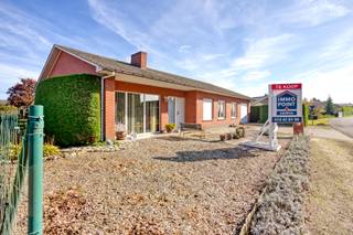 Rustig gelegen gelijkvloerse woning met 3 slaapkamersINDELINGGelijkvloersDe inkomhal leidt naar de leefruimte (36m²) op parket en naar de gang.Via de...