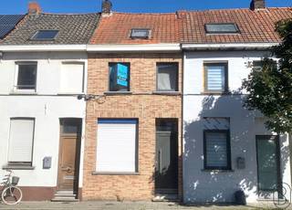 <p>Woning met TUIN en tuinhuisje (momenteel verhuurd) op wandelafstand van winkels, scholen en openbaar vervoer. GELIJKVLOERS: leefruimte met een draaitrap naar de 1ste verdieping, open keuken met extra ontijthoek, badkamer, leuke stadstuin met terras en tuinhuisje. Op de 1e verdieping vinden we 2 slaapkamers. Op de zolder bevindt zich een grote slaapkamer. De woning is gelegen nabij de E17 en R8 en op een boogscheut van het centrum van Kortrijk. Perfect als investering of voor eigen gebruik. MOMENTEEL VERHUURD. Bezoek na afspraak met IMMO BEGUIN 0486/606 600.</p>