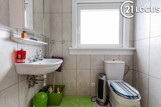 Ontdek deze uitzonderlijke opportuniteit in Beveren: een op te frissen, deels te renoveren woning met een ruime aanpalende weide, ideaal voor...