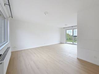 Ce bâtiment mitoyen à Anzegem est à louer ! Cette maison dispose de 3 chambres et d'un grand jardin. <br /><br />MISE EN PAGE :<br />GLV :<br />- hall d'entrée <br />- toilettes pour invités<br />- espace de vie spacieux<br />- cuisine avec plaque vitrocéramique, lave-vaisselle, four, réfrigérateur,...<br />- un débarras séparé dans la cuisine<br /><br />Premier V :<br />- salle de bain spacieuse avec baignoire, douche à l'italienne et double vasque<br /><br />Deuxième V :<br />- 2 chambres spacieuses <br /><br />3e V :<br />- chambre/bureau <br /><br />GÉNÉRAL :<br />- superbement fini <br />- techniques les plus récentes <br />-