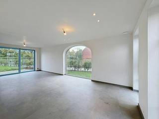 NIEUWBOUWWEEKEND 24 & 25/10/2026. Maak nu jouw afspraak en ontdek de laatste woning te koop tijdens het nieuwbouwweekend. Laat je verrassen door deze ruime, lichtrijke woning! Tot dan?<br />Koop nu en krijg 3.500 euro handelswaarde op buitenaanleg of gordijnen of schilderwerken!<br /><br />Stijlvol nieuwbouwhuis te koop in Elverdinge met drie slaapkamers, ruime dubbele garage en tuin. Deze halfopen woning is uitermate geschikt voor wie op zoek is naar een centraal gelegen woning tussen Ieper, Poperinge en Vleteren. Dit huis wordt afgewerkt verkocht en komt in aanmerking voor 6% BTW (ook investeerders)! Verder is dit huis erg energiezuinig gebouwd en wordt er gewerkt met warmtepomp, regenwater, superisolerend glas,... <br /><br />INDELING <br />Gelijkvloers: Inkomhal met apart toilet - ruime woonkamer met mooie raampartijen, zithoek en eetplaats - open volledig geïnstalleerde keuken met eiland - ruime aangrenzende berging bij de keuken met aansluitingen voor wasmachine - achtertuin met toegang naar de dubbele garage, voorzien van automatische poort.<br /><br />Eerste verdiep: Nachthal - drie slaapkamers - badkamer met dubbel lavabomeubel en inloopdouche - berging - apart toilet.<br /><br />Verder heeft deze woning nog een ruime zolder, toegankelijk via zolderluik.<br /><br />ALGEMEEN<br />- Perceel 429m²<br />- Energiezuinig (max E-peil 30)<br />- Superisolerende beglazing<br />- Regenput 10.000L<br />- Ventillatie type D<br />- Verwarming met warmtepomp<br />- In aanmerking voor 6% BTW<br />- Dubbele garage, zeer ruim!<br /><br />Bestuursmaatregelen in het maatregelenregister: nee