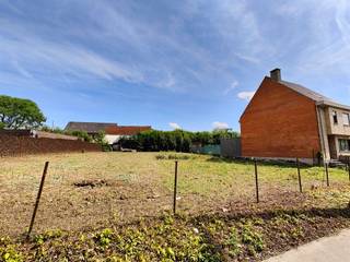 Terrain à construire à vendre près du centre d'Asse.Le terrain 3a 7ca est situé dans une rue calme, tout en étant proche du centre. Il s'agit d'un terrain à construire pour l'établissement d'une maison deux façades. Situé dans un lotissement (lot 4) avec les exigences suivantes:La maison doit être construite à une distance de 5m derrière la future ligne de construction. (10m de l'axe de la rue)La profondeur de la maison principale est de maximum 10 m.La maison peut être pourvue de 2 étages qui doivent former un ensemble architectural. Pente minimale des plans de toiture (toit en bâtière) de 45°. Hauteur minimale de 6m50 et corniche maximale de 8m. Les annexes attenantes ont une profondeur maximale de 5m et une hauteur maximale de 3m.Plus d'informations par téléphone ou au bureau ? Contactez-nous à info@structura ou au 02/460 80 46.