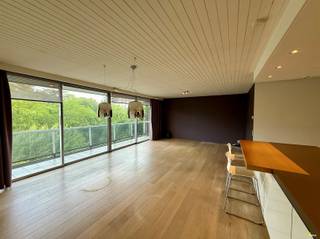 In de residentiële Fruithoflaan in Berchem vinden we dit ruime appartement van 124m² op de vierde verdieping, uiteraard met lift.Het appartement...